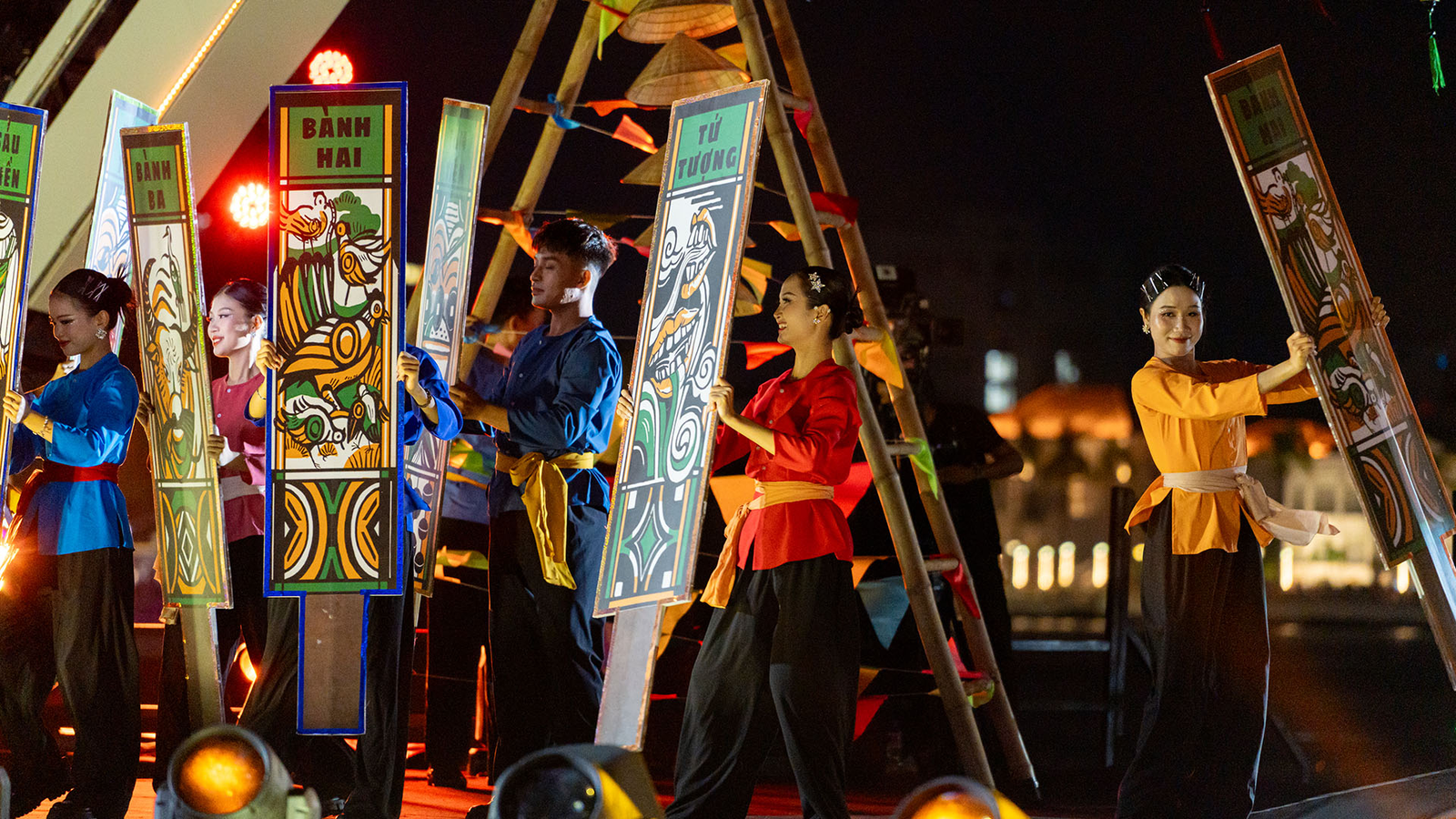Joining Folk Games and Bai Choi Singing