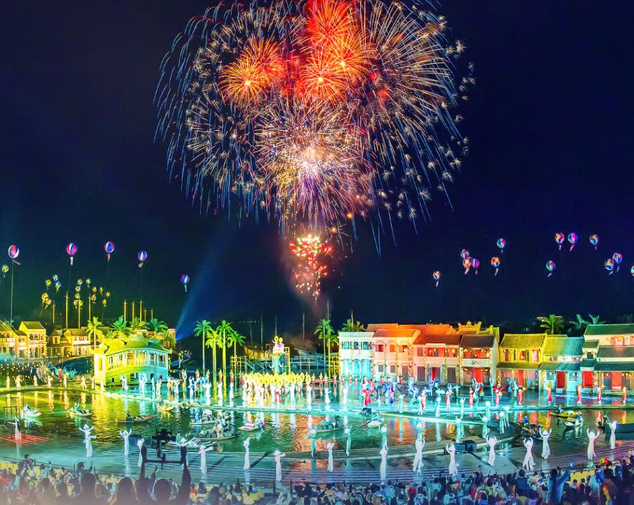 Watching the Hoi An Memories Outdoor Visual Arts Show